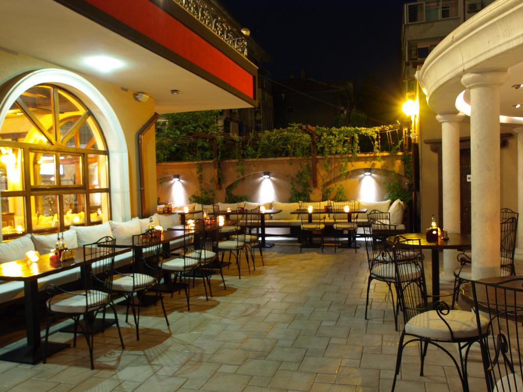 Семеен Хотел Опера Burgas City Eksteriør billede