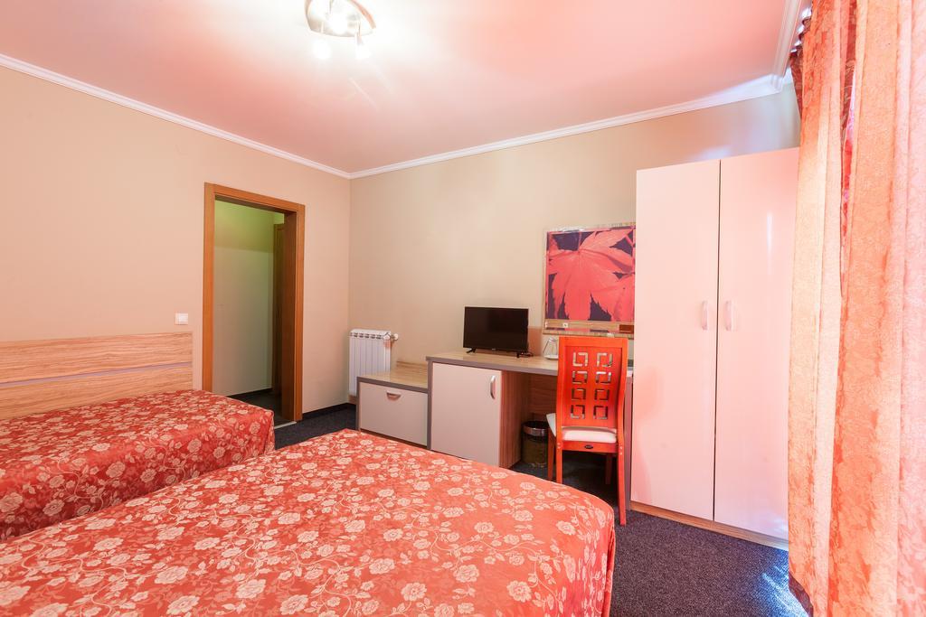 Семеен Хотел Опера Burgas City Eksteriør billede