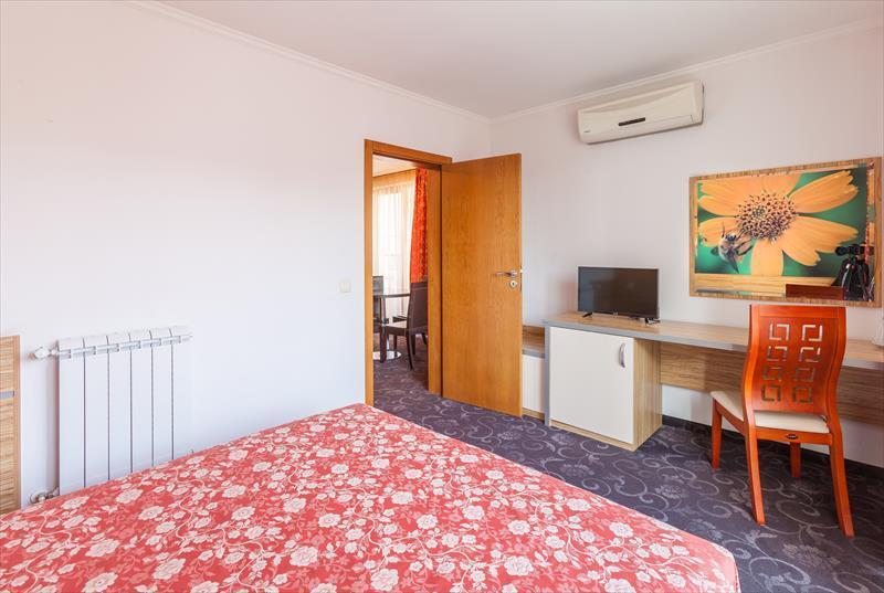 Семеен Хотел Опера Burgas City Eksteriør billede
